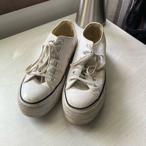 White Low Top Platform Converse size 8 women’s - Picture 5 of 5